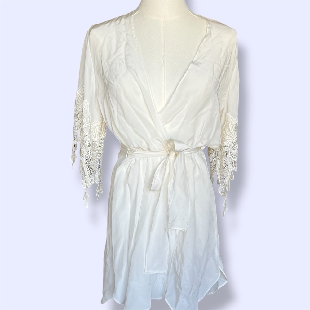 STONE COLD FOX White Silk Lace Bridal Robe NWT